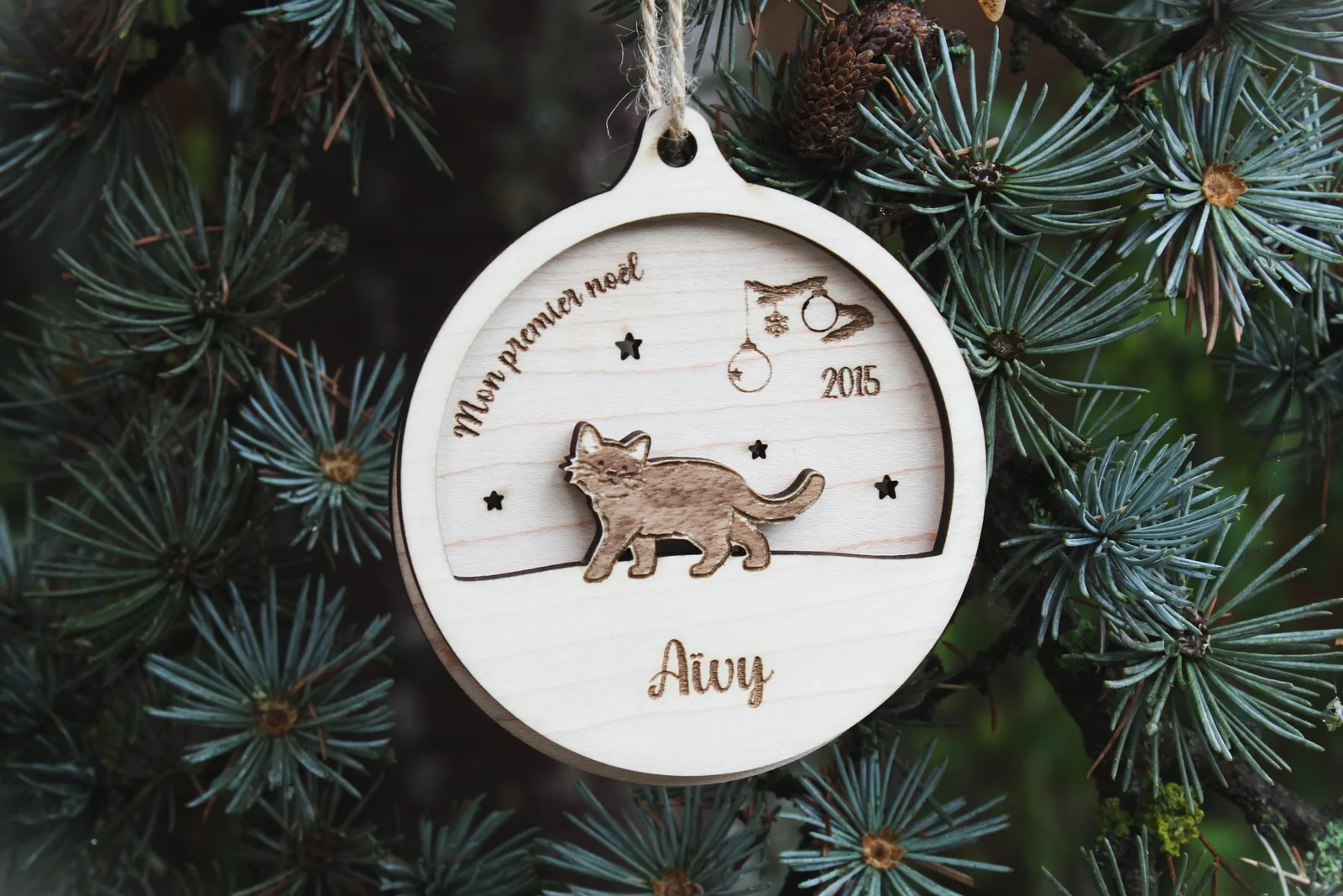 Aperçu 1 : Boule de Noël personnalisée bois • Chat • Prénom + Année • Décoration sapin • Premier Noël bébé • Fait main • Idée cadeau Noël