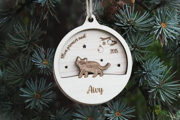 Boule de Noël personnalisée bois • Chat • Prénom + Année • Décoration sapin • Premier Noël bébé • Fait main • Idée cadeau Noël