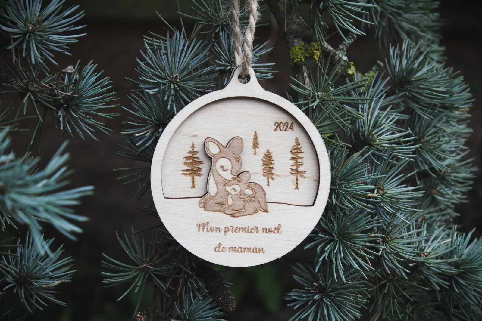 Aperçu 1 : Boule de Noël personnalisée bois • Maman biche et bébé faon • Décoration sapin • Premier Noël bébé • Fait main • Idée cadeau Noël