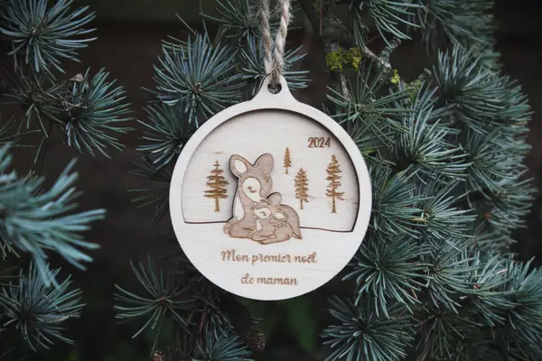 Boule de Noël personnalisée bois • Maman biche et bébé faon • Décoration sapin • Premier Noël bébé • Fait main • Idée cadeau Noël