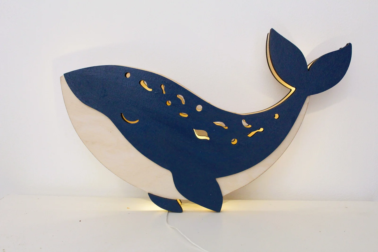 Aperçu 1 : Veilleuse murale baleine en bois